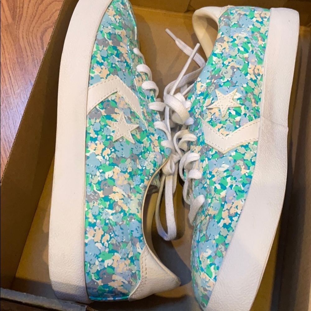 Converse floral sneakers🌸Make an Offer
